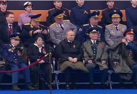 لماذا وضع بوتين بطانية على ركبتيه أثناء احتفالات النصر بموسكو ؟