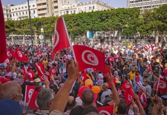 تونس تـنـتـفـض بوجه الرئيس سعيد ومظاهرات تطالب برحيله