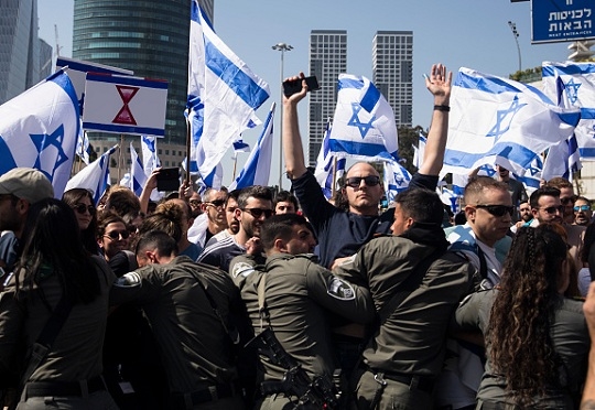 حشود من الإسرائيليين تطالب نتنياهو بالاستقالة 